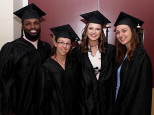 毕业典礼上的毕业生们戴着学士帽和学士服